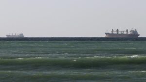 Petroleros cruzan el Estrecho de Ormuz