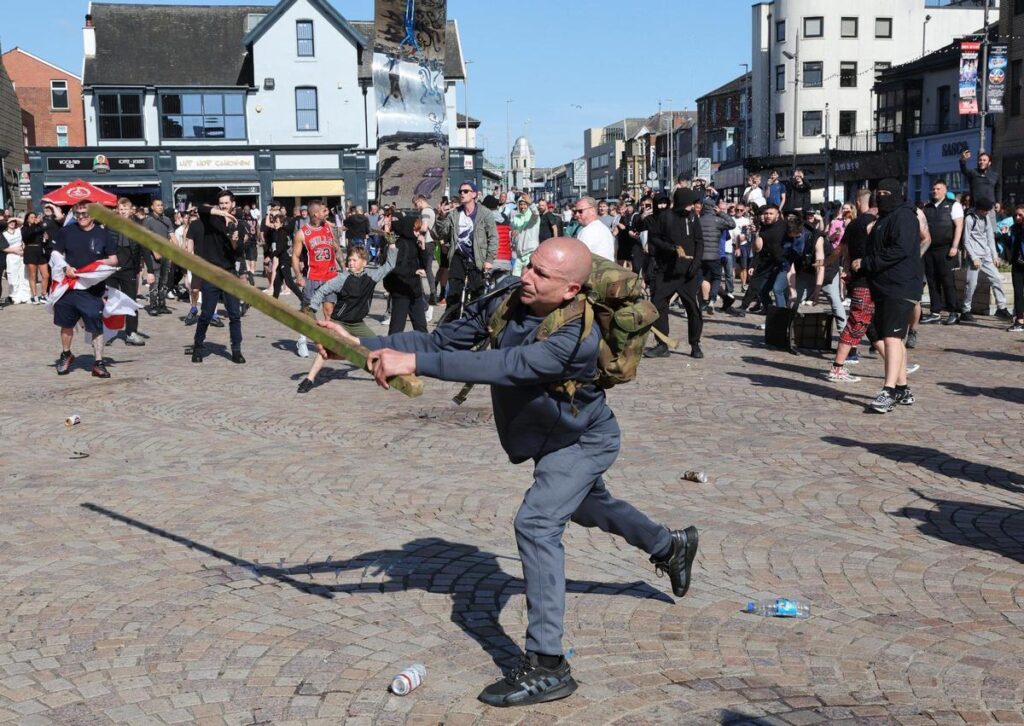 Protesta contra la inmigración en Blackpool tras los apuñalamientos en Southport del verano pasado.
