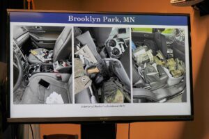 Imágenes policiales del interior del vehículo del presunto asesino de la congresista demócrata de Minnesota.