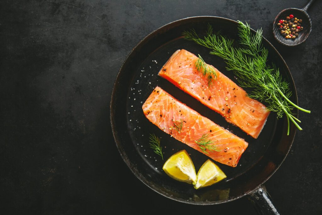 El color del salmón que te comes no es naranja