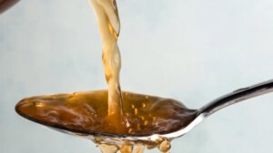 El consejo de una bioquímica para reducir hasta un 30% el pico de azúcar con una cucharada de vinagre