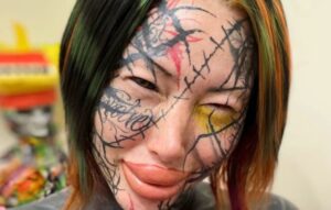 El curioso caso de la modelo que se tatuó los ojos para convertirse en una diosa “de otro mundo” (VIDEO)