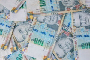 El euro continúa debilitándose frente al dólar por la guerra en Oriente Medio