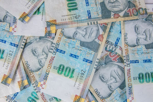 El euro continúa debilitándose frente al dólar por la guerra en Oriente Medio