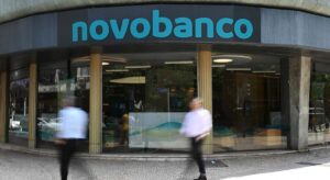El grupo francés BPCE se impone a CaixaBank y se hace con Novo Banco por 6.400 millones