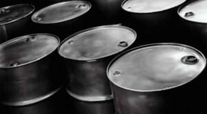 El petróleo cae, afectado por temores de un nuevo aumento de producción de Opep+
