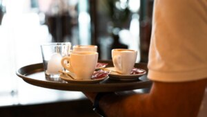 El polémico bar de Barcelona que aumenta el precio del café según el tiempo que se pasa en la terraza: "¿Esto es legal?"