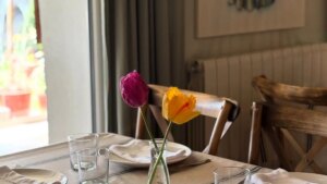 El restaurante a una hora de Madrid que combina comida casera, rutas a caballo y una sobremesa no habitual