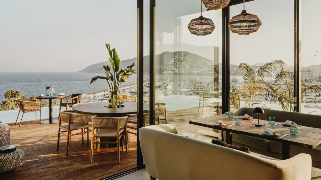 El restaurante de Ibiza que encabeza el ranking de los 50 mejores con terraza para disfrutar este verano, según TheFork