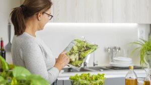 El sencillo truco para que las bolsas de ensalada duren más tiempo: "Absorbe la humedad"