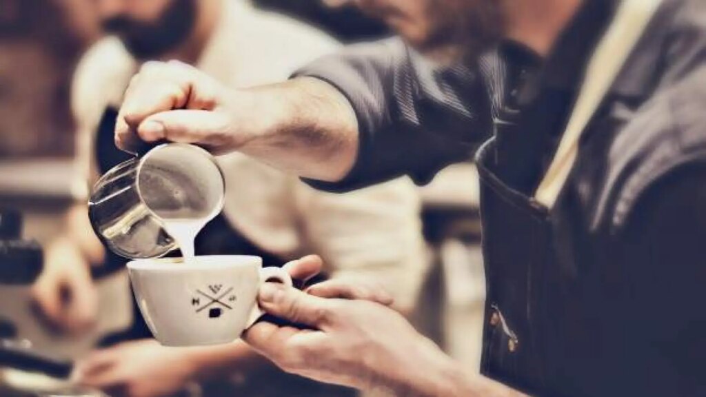 El sorprendente ingrediente que un barista recomienda para mejorar tu café: "Puede hacer maravillas"