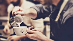 El sorprendente ingrediente que un barista recomienda para mejorar tu café: "Puede hacer maravillas"