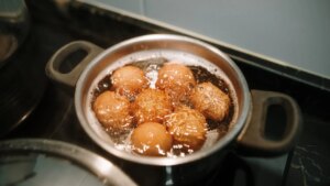 El truco definitivo para pelar los huevos cocidos en dos segundos (y con un utensilio que todos tenemos en la cocina)