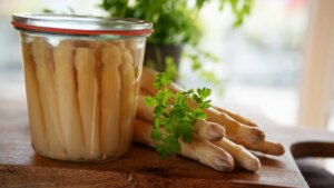 El truco para convertir un bote de espárragos en una cena saludable y exquisita (y estará lista en 10 minutos)