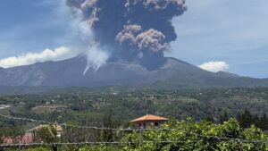 El volcán Etna entró en erupción y enciende las alarmas en Italia