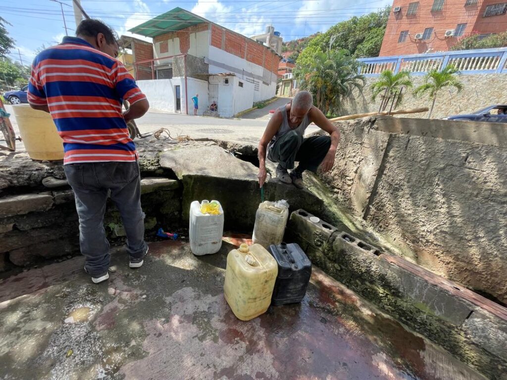En Barrio Aeropuerto se abastecen a punta de bidones