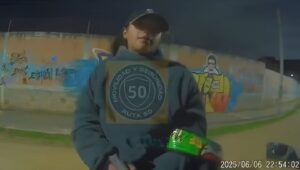 En video quedó grabado un violento atraco con arma de fuego a un motociclista