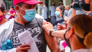 EE.UU. estudia vacunar a los migrantes que cruzan la frontera con México