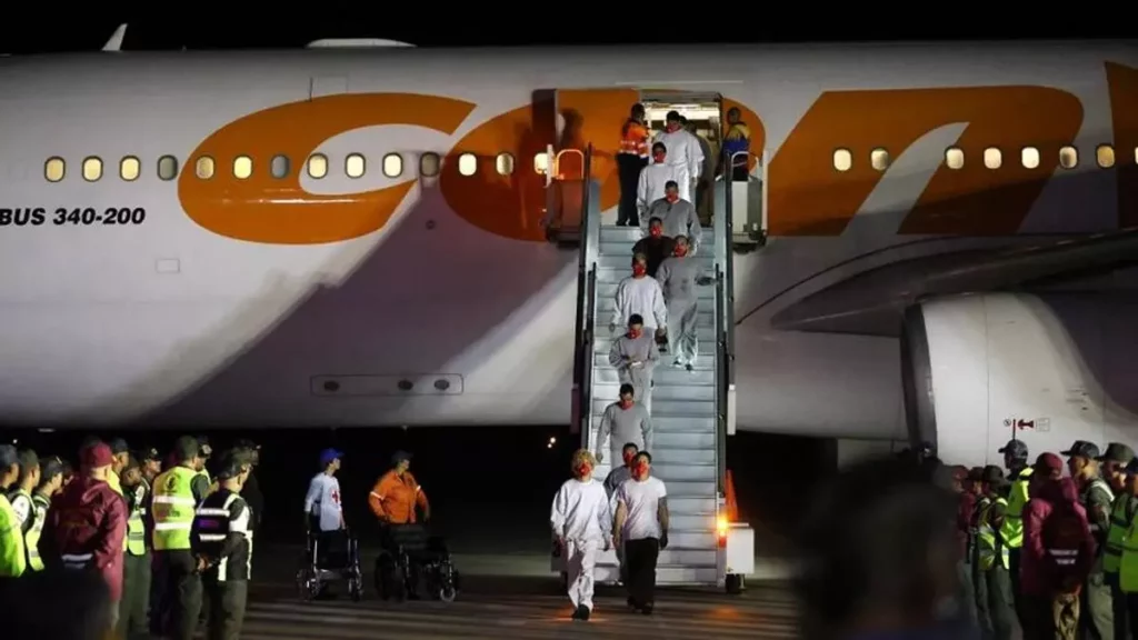 Enviado por error a un extranjero en vuelo de repatriación