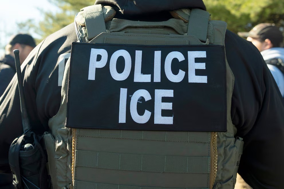 Es ciudadano estadounidense desde 2003: ICE lo arrestó al volver de esparcir las cenizas de su madre en México - AlbertoNews