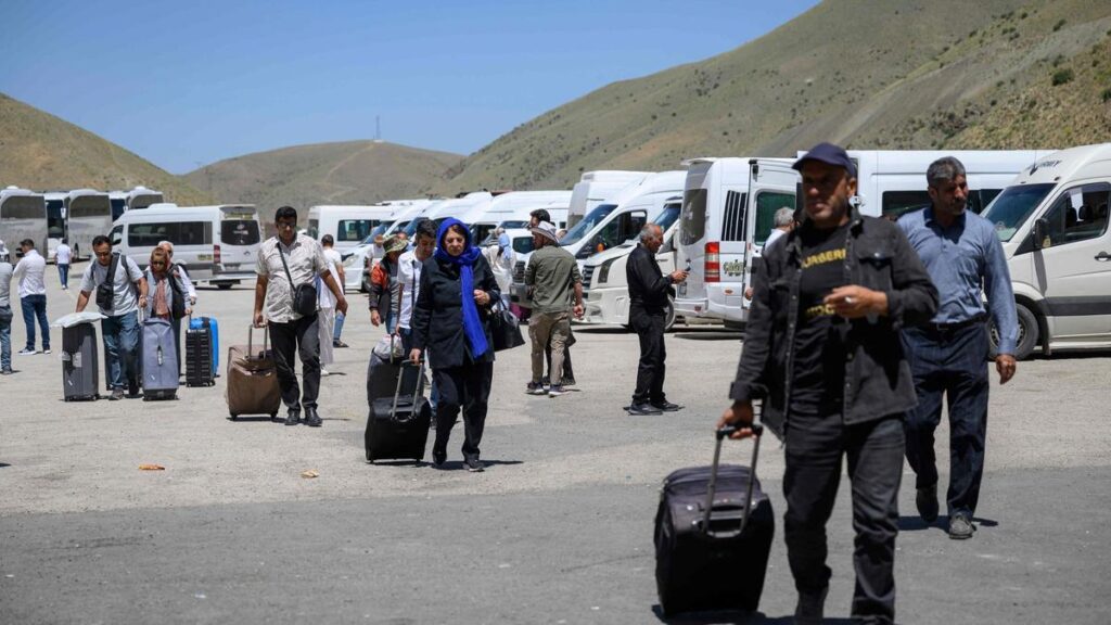 Iranís llegan a Turquía por el paso fronterizo de Razi-Kapiköy,