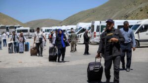 Iranís llegan a Turquía por el paso fronterizo de Razi-Kapiköy,