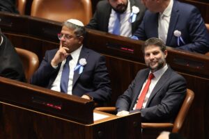 Itamar Ben Gvir (izquierda) junto a Bezalel Smotrich, en el Parlamento israelí.