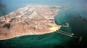 Esta diminuta isla pegada a Irán que rebosa petróleo es ahora mismo el punto más crítico del mundo para el crudo