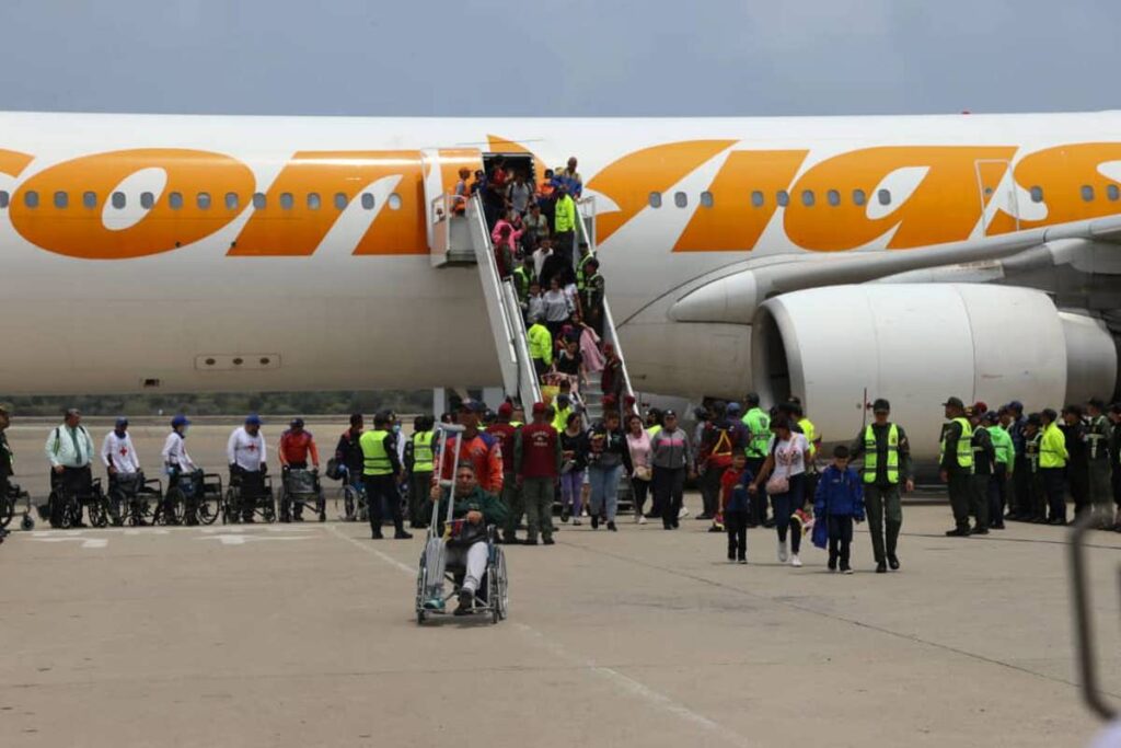 tren de aragua avion vuelo migrantes