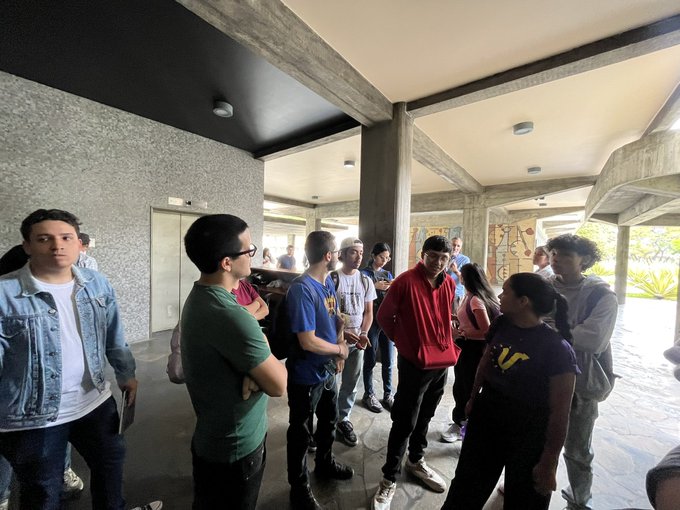 Estudiantes de la UCV protestan para exigir la destitución del Director de Deportes por falta de transparencia (VIDEO)