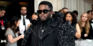 Exnovia de Diddy Combs dijo que la obligaba a tener orgías