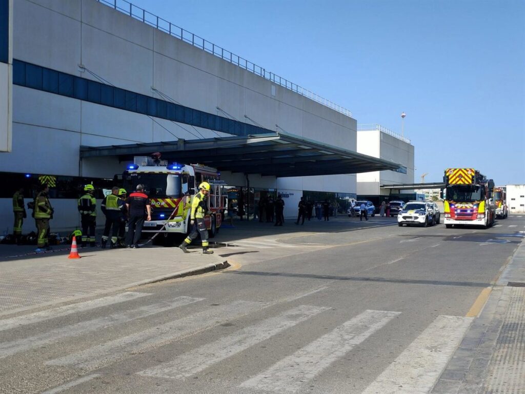 Fallece una paciente y evacuan a ingresados de la planta de Psiquiatría de La Fe por un incendio