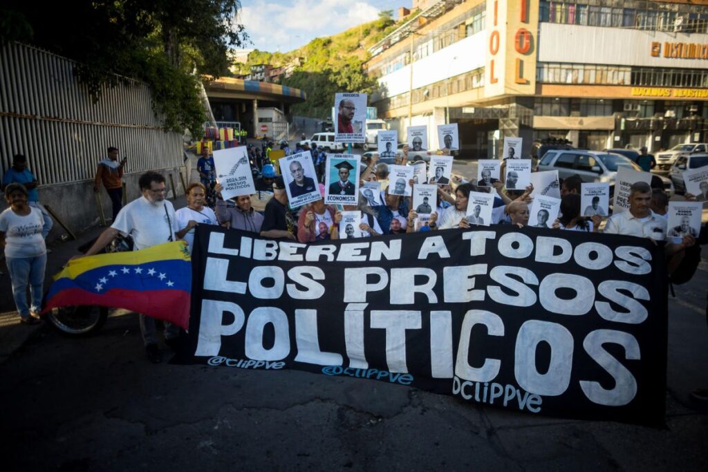 40 presos políticos inician huelga de hambre en El Helicoide