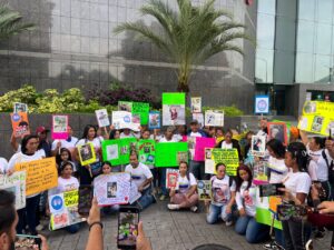 Familias inician vigilia para pedir la libertad de los venezolanos presos en El Salvador: “Exigimos que todos los 252 vuelvan sanos y salvos” - AlbertoNews