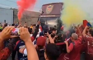 Fanáticos emocionados recibieron a La Vinotinto a su llegada a Maturín