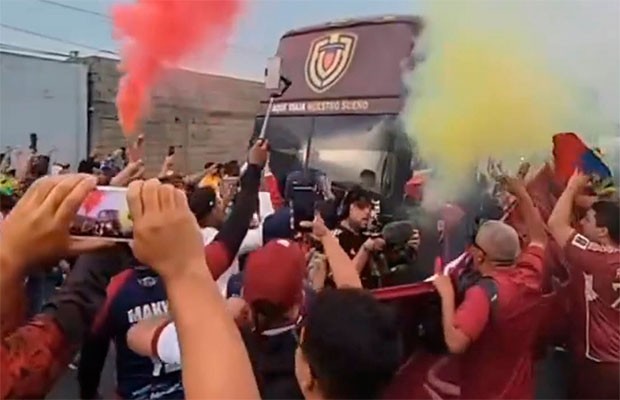 Fanáticos emocionados recibieron a La Vinotinto a su llegada a Maturín