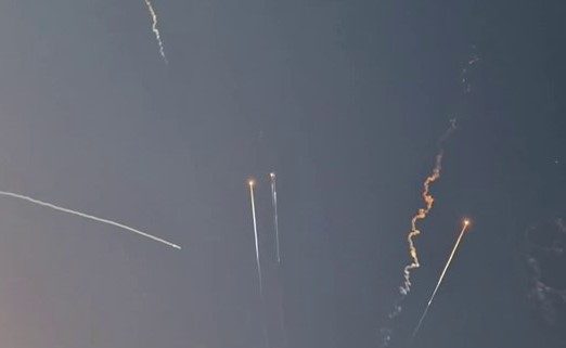 Fuerte lluvia de misiles iraníes golpea Tel Aviv (Video) - AlbertoNews