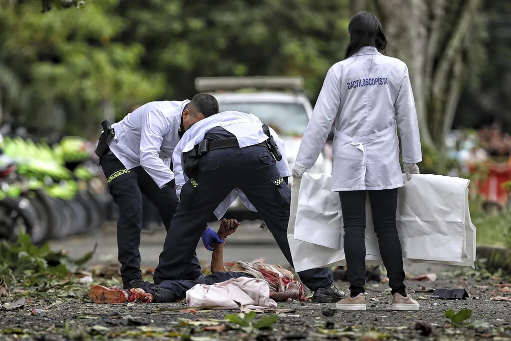 Fuerte oleada terrorista en Colombia mientras Uribe continúa en estado crítico