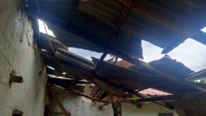 Fuerte tormenta destruyó los techos de varias viviendas