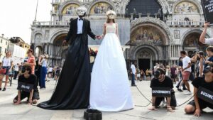 Fuertes protestas en Venecia contra el casamiento de Jeff Bezos y Lauren Sánchez