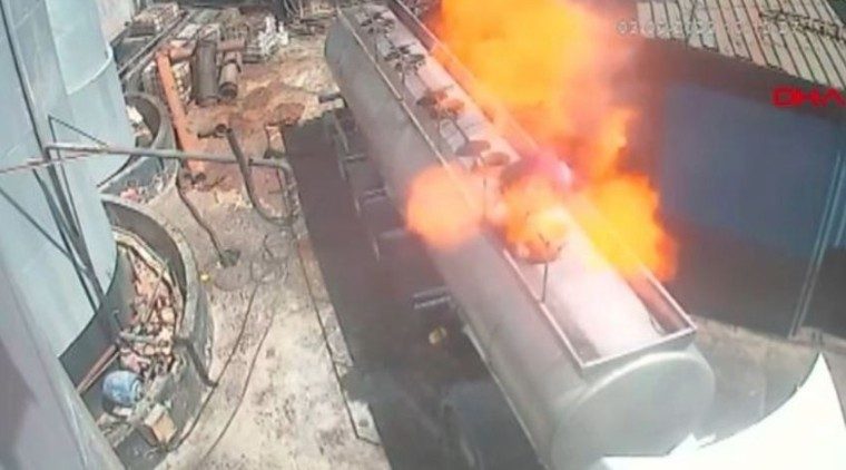 Fumaba encima de una gandola con productos inflamables y ahora está al borde de la muerte (VIDEO)