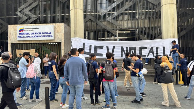GNB hostiga a estudiantes universitarios que protestan contra eliminación de pruebas internas (VIDEO)