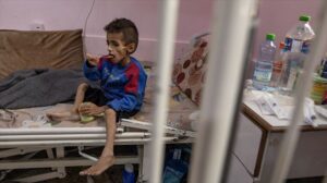 Gazatíes asaltan desesperados camiones con harina del Programa Mundial de Alimentos de Naciones Unidas