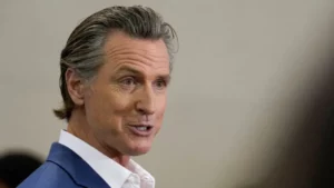 Gobernador de California acusa a Trump de "inflamar" Los Ángeles hasta el toque de queda - AlbertoNews