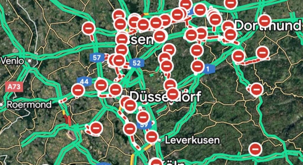 Google Maps cierra por error 7 autopistas y provoca el caos total en el país con un atasco histórico