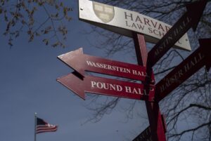 Harvard califica de "represalia" el veto de Trump a visas para sus estudiantes - AlbertoNews