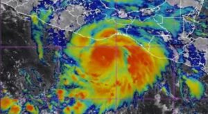 Huracán Erik alcanza categoría 4 antes de su impacto en México