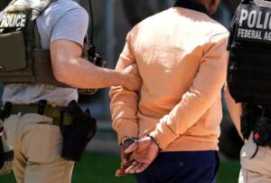 ICE apunta a la detención de inmigrantes en los tribunales, en medio del impulso del Gobierno de Trump a las deportaciones - AlbertoNews