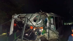 Identifican a fallecidos en colisión de autobús y un camión en Barinas