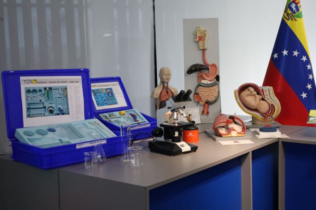 Inician distribución de 2 mil kits de laboratorio en liceos del país